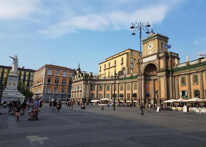 A Due Passi Da Dante Deluxe 펜션 나폴리